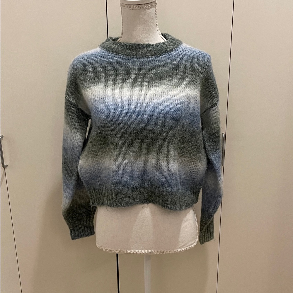 Elodie blue gradient sweater size Small